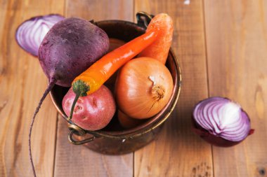 Tahtada taze sebzeler