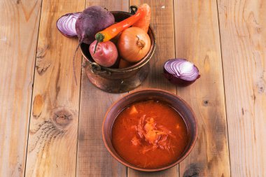 Ukrayna borş kırmızı çorbası ve yakın plan sarımsaklı çörekler masanın üstünde..