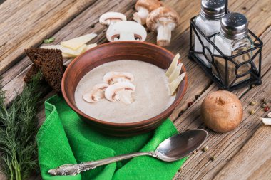 Tahtada mantarlı krema çorbası şampiyon.