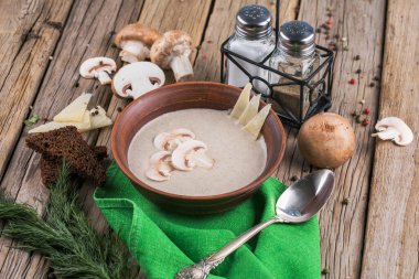 Tahtada mantarlı krema çorbası şampiyon.