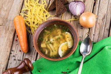 Erişte ve sebzeli tavuk çorbası..