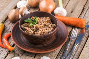 Masadaki tavada mantarlı karabuğday lapası.