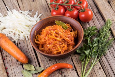 Eski ahşap arka plan üzerinde haşlanmış lahana