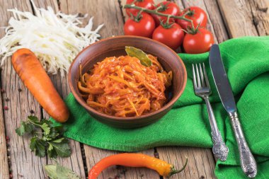 Eski ahşap arka plan üzerinde haşlanmış lahana