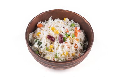 Beyaz sebzeli bir tabak pirinç.