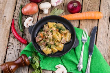 Patates ve havuçlu biftek güveci.