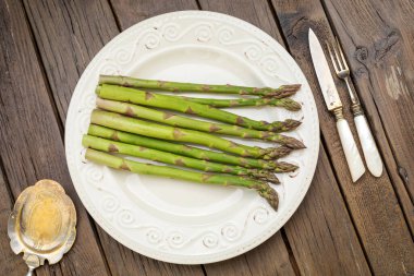 Beyaz tabak tahtasındaki kuşkonmaz.
