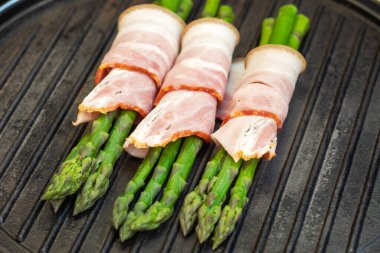 Jambonlu ızgara yeşil kuşkonmaz.