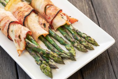 Pastırmayla sarılmış yeşil kuşkonmaz.