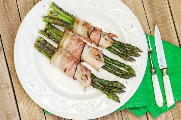 Asperges vertes grillées enveloppées de bacon — Photo