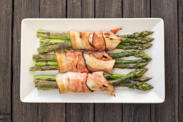 Asperges vertes grillées enveloppées de bacon — Photo