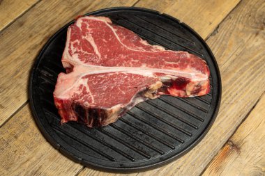 Baharat ve Biberiyeli Kalın Çiğ T-Kemik Bifteği