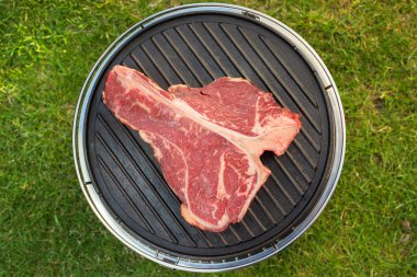 Baharat ve Biberiyeli Kalın Çiğ T-Kemik Bifteği