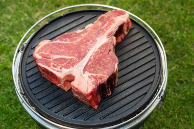 Baharat ve Biberiyeli Kalın Çiğ T-Kemik Bifteği