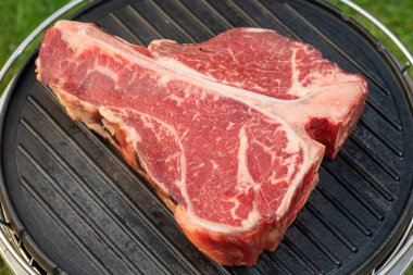 Baharat ve Biberiyeli Kalın Çiğ T-Kemik Bifteği