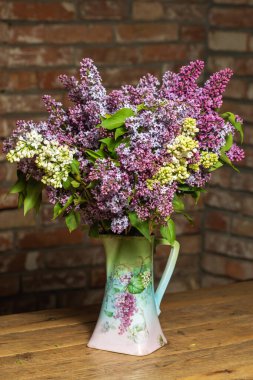 Açık havada bir vazoda leylak demeti.