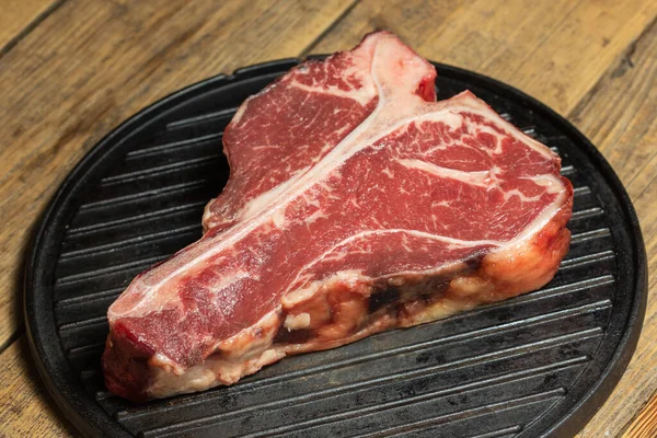 Baharat ve Biberiyeli Kalın Çiğ T-Kemik Bifteği