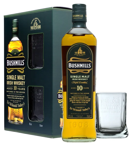 Подарункова ірландського віскі Bushmills 10 років — стокове фото