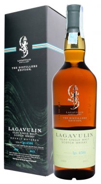 Fonte, Venice, İtalya - Aralık 2017. Şişe viskisi Lagavulin Distillers Edition 70cl, % 43 Vol.