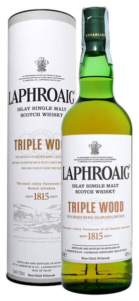 ФОНТЕ, ВЕНЕЦИЯ, ИТАЛИЯ - ДЕКАБРЬ-2017. Bottle of Scotch Whisky Laphroaig Triple Wood 70cl, 48% Vol
.