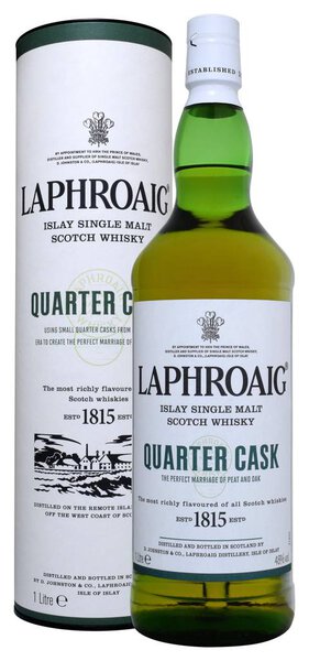 ФОНТЕ, ВЕНЕЦИЯ, ИТАЛИЯ - ДЕКАБРЬ-2017. Bottle of Scotch Whisky Laphroaig Quarter Cask 1 литр, 48% Vol.
.