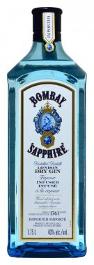 Fonte, Venice, İtalya - Şubat 2018. Cin Bombay Sapphire 1,75 litre, % 40 şişe Vol.