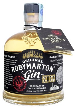 Fonte, Venice, İtalya - Şubat 2018. Şişe cin Roby Marton 70cl, % 47 Vol.