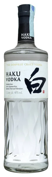 Venedik, İtalya - Mart 2020. Bir şişe Votka Haku (Japonya) 1 litre,% 40 Vol.