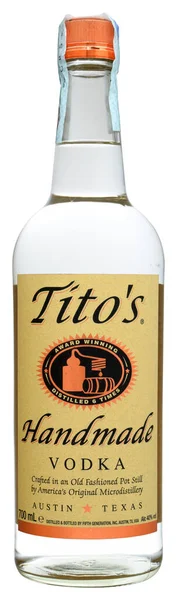 Venedik, İtalya - Mart 2020. Bir şişe Votka Tito 'nun el yapımı 70 cl,% 40 Vol.