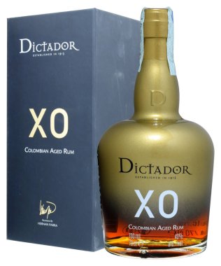 Venedik, İtalya - Mart 2020. Bir şişe Rum Dictador XO Daimi 70cl,% 40 Vol.