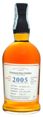 Venedik, İtalya - Mart 2020. Bir şişe Rom Foursquare 2005 70cl,% 59 Vol.