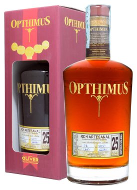 Venedik, İtalya - Mart 2020. Bir şişe Rum Opthimus 25 yaşında 70 cl,% 38 Vol.