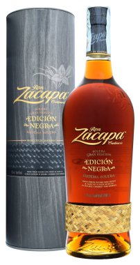 Venedik, İtalya - Mart 2020. Bir şişe Rum Zacapa Edicin Negra 1 litre,% 43 Vol.