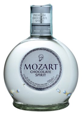 Venedik, İtalya - Nisan 2020 'de. Bir şişe Damıtılmış Mozart Çikolata Ruhu 70cl,% 40 Vol.