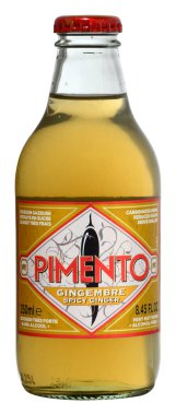 Venedik, İtalya - Nisan 2020 'de. Bir şişe Pimento Gingembre 25cl..