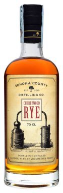 Venedik, İtalya - Nisan 2020 'de. Bir şişe Amerikan Rye Whiskey Sonoma County Cherrywood 70cl,% 47,8 Vol.
