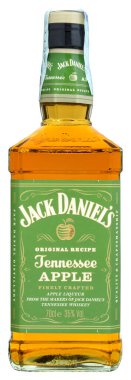 Venedik, İtalya - Nisan 2020 'de. Bir şişe American Tennessee Whiskey Jack Daniel 's Apple 70 cl,% 35 Vol.