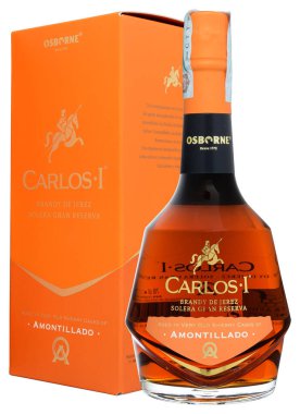 Venedik, İtalya - Nisan 2020 'de. Bir şişe Brandy Carlos I Amontillado 70cl,% 40,3 Vol.