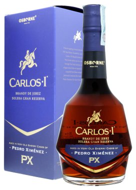 Venedik, İtalya - Nisan 2020 'de. Bir şişe Brandy Carlos I Pedro Ximenez PX 70cl,% 40,3 Vol.