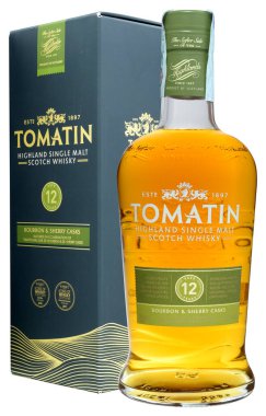Venedik, İtalya - Mayıs 2020. Bir şişe Scotch Whisky Tomatin 12YO 70cl,% 43 Vol.