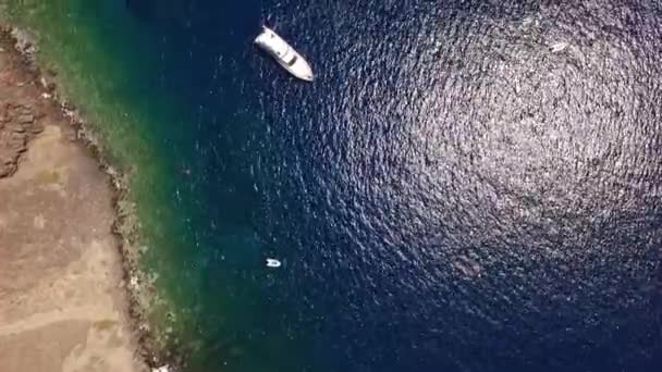 イア、サントリーニ島、ギリシャのヨットの航空写真 — ストック動画