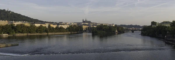 Castillo de Praga - vista sobre el río Moldava — Foto de Stock