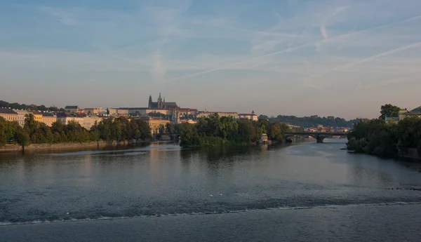 Castillo de Praga - vista sobre el río Moldava — Foto de Stock