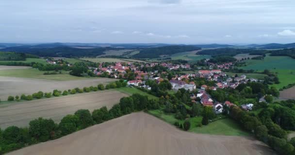 Vidéo aérienne du paysage et du village en Bohême occidentale 
