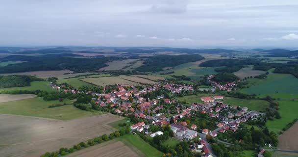 Vidéo aérienne du paysage et du village en Bohême occidentale 