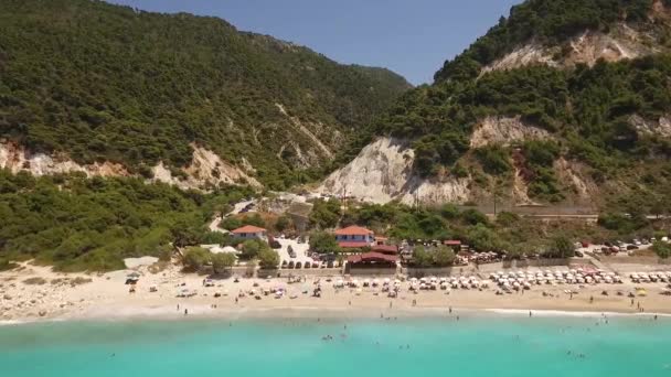 ペフクリア ビーチ デッキのカフェでギリシャ レフカダ島の空撮 — ストック動画