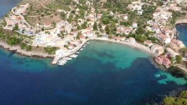 Assos belediye limanının klibi, Kefalonia, Yunanistan