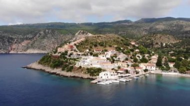 Assos belediye limanının klibi, Kefalonia, Yunanistan