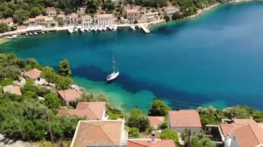 Yunanistan 'ın Ithaca kentindeki Kioni belediye limanının klibi