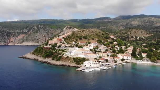 Vidéo aérienne du port municipal d'Assos, Céphalonie, Grèce 